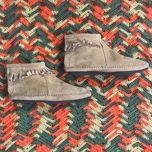 Tan Zip-up Minnetonka Moccasins 8